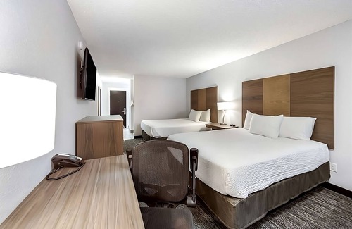 Grants Pass Resort | Your Home Away From Home! 4 Amazing Units, Close to Rogue River. Free Parking!
