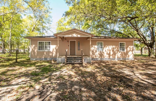 Pascagoula House | Your Home Away From Home! Contractor Special. 28 days or more only.