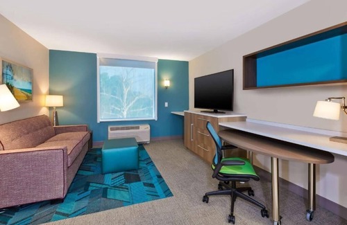 Wilmington Hotel | Your Home Away From Home! Onsite Pool, Free Parking, Breakfast, Pets Allowed!