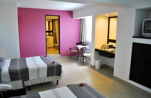 Zona Hotelera Norte House | Your Home Away From Home! Free Breakfast, Free Parking, Near Caletita Beach