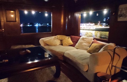 Phra Borom Maha Ratchawang Boat Rental | Your homestay on the Chao Phraya River in Bangkok, next to the Grand Palace
