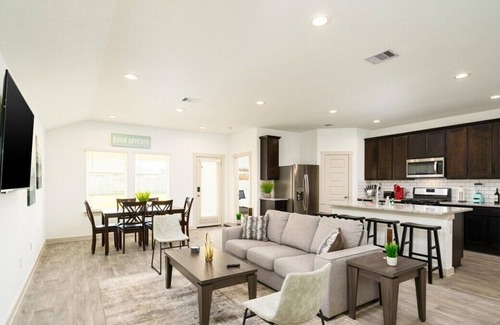 Iowa Colony House | Your Houston Getaway - Fresh & New 3/2