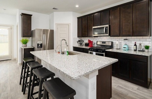 Iowa Colony House | Your Houston Getaway - Fresh & New 3/2