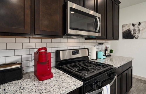 Iowa Colony House | Your Houston Getaway - Fresh & New 3/2