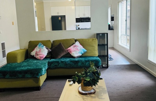 Werribee House | Your Ideal 4-Bedroom Getaway – Space, Style & Convenience