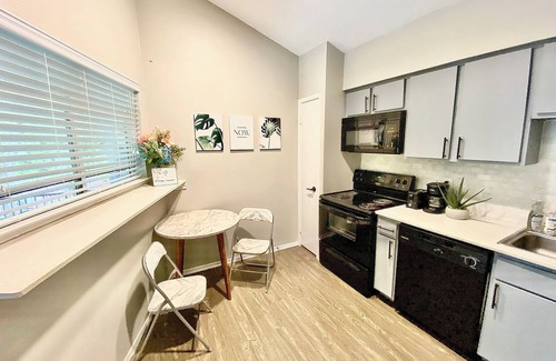 East Riverside - Oltorf Apartment | Your Ideal Austin Stay: 1BR w/Pool & Parking, 7 Min to Dwntwn Fun!