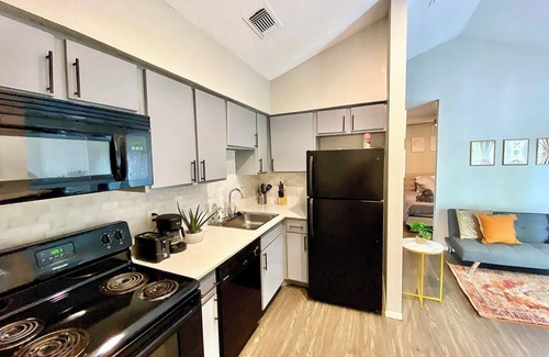East Riverside - Oltorf Apartment | Your Ideal Austin Stay: 1BR w/Pool & Parking, 7 Min to Dwntwn Fun!