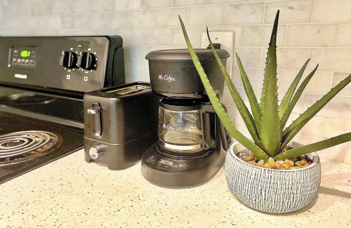 East Riverside - Oltorf Apartment | Your Ideal Austin Stay: 1BR w/Pool & Parking, 7 Min to Dwntwn Fun!