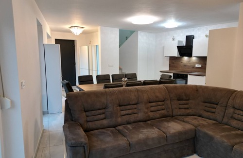 Ljubljana Villa | Your Ideal Getaway 4-Bedroom Home, Peaceful Haven Near City Center with a garden