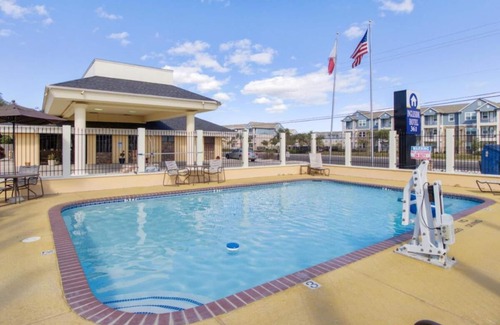 Ingleside House | Your Ingleside Getaway! Free Breakfast, Swimming Pool, Free Parking!