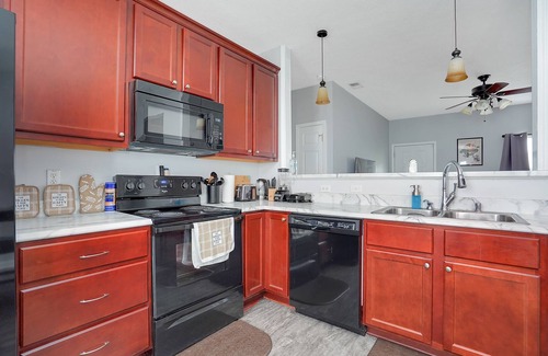 Park Duvalle House | Your Kentucky Home |3BR, Sleeps 9|
