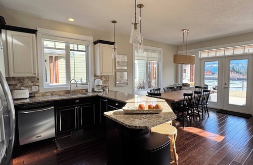 Scotch Creek House | Your Lakeside Retreat Awaits