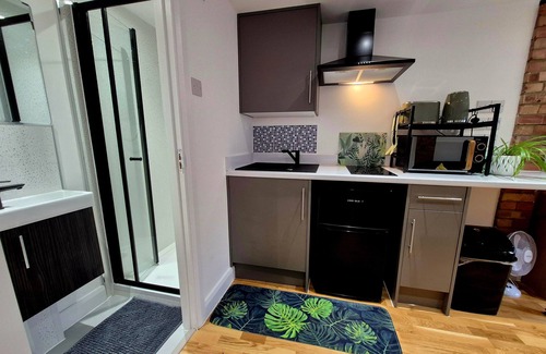 Edmonton Apartment | Your London Escape - Cosy Studio w parking