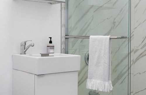 Westlake Apartment | Your Los Angeles Home | Queen Studio for 2