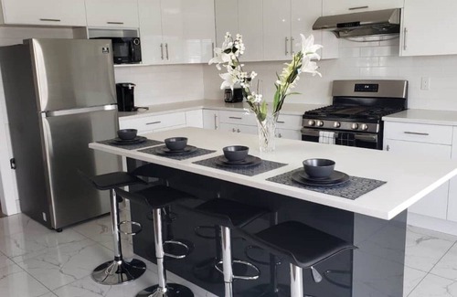 Surrey House | Your Mansion | 9 beds Cozy Comfy Renovated Luxury