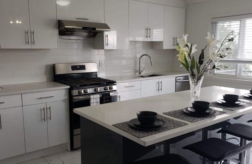 Surrey House | Your Mansion | 9 beds Cozy Comfy Renovated Luxury