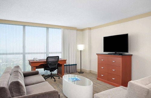 Ludlam Hotel | Your Miami Retreat - Close to Airport and Conventions! Free Airport Shuttle