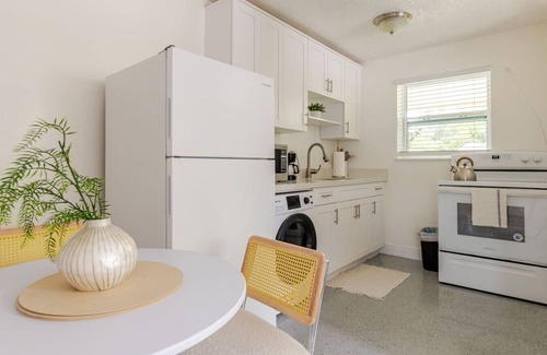 Riverside Park Apartment | Your Modern South Fla. Oasis: Comfy & Central