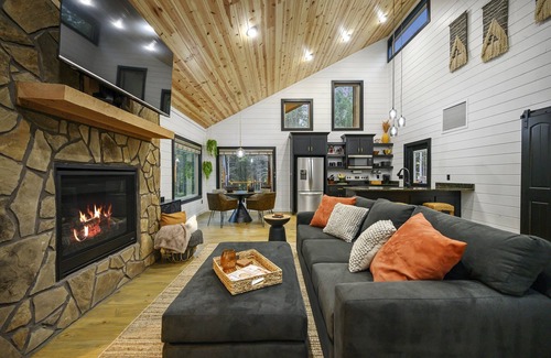 Pickens Cabin | Your New Favorite Place + Private Outdoor Oasis + Disc Golf + Firewood Provided