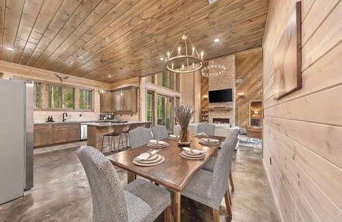 Pickens Cabin | Your New Favorite place + Outdoor Oasis + Luxury Touches + Arcade + Firewood