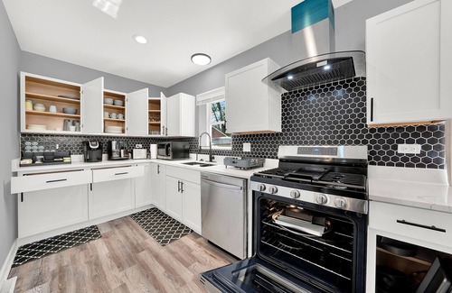 Des Plaines House | Your Next Vacation Home