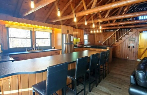 Gnaw Bone Cabin | YOUR OWN PRIVATE 12 ACRE LAKE, 80 ACRES, HOT TUB & GAME BARN