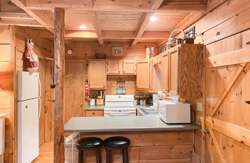 Muddy Pond Cabin | Your Own Private Lake ~ Secluded Cabin In The Woods ~ Romantic Retreat!