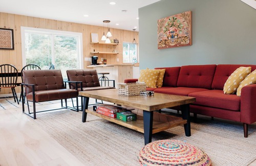 Andes Ski Chalet | Your Own Winter Wonderland! Close to skiing w/t Fireplace, Firepit, Large TV