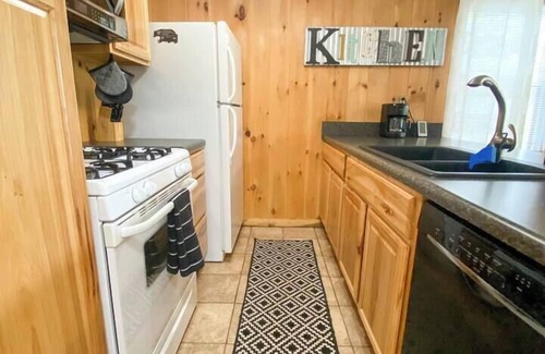 Beech Mountain Apartment | Your Perfect Basecamp for Mountain Adventures!