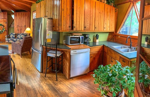 Grassy Creek Cabin | Your Perfect Cabin Stay at Unforgettable Is Just a Click Away!