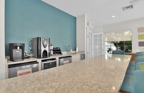 Century Village Apartment | Your Perfect Getaway | Pool | GYM | Free Parking