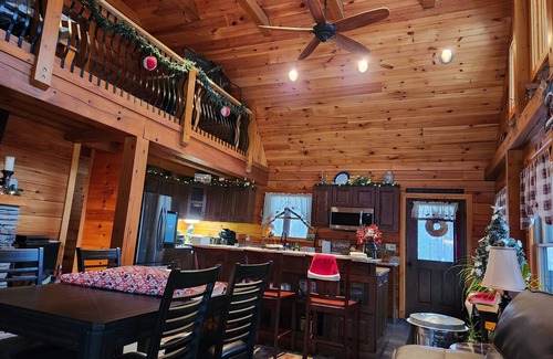 White Haven Cabin | Your Perfect Mountain Getaway! Relax at "Lost and Found" Quiet Secluded Peaceful