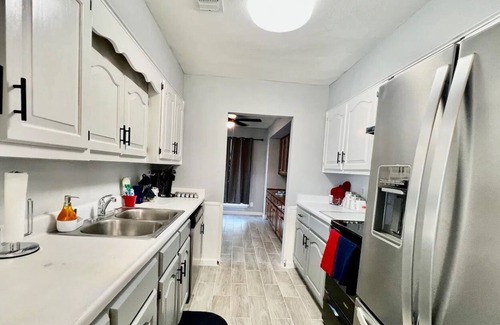 Universal City House | Your Perfect Retreat 4BR w/ POOL!