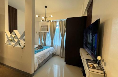 Pinagsama Apartment | Your perfect retreat in Stamford! Enjoy our stylish, fully furnished studio just steps away from the vibrant Venice Mall