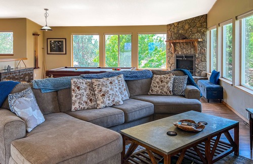 Crooked River Ranch House | Your Place Amongst the Mountains | House in Terrebonne with wood stove & games