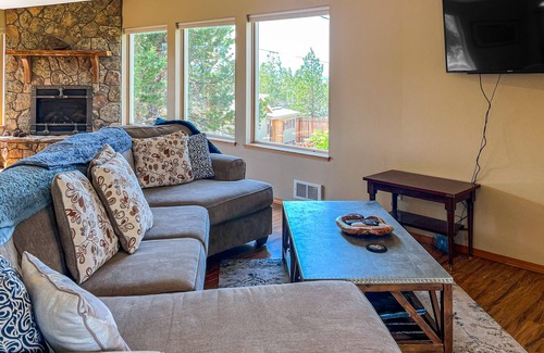 Crooked River Ranch House | Your Place Amongst the Mountains | House in Terrebonne with wood stove & games