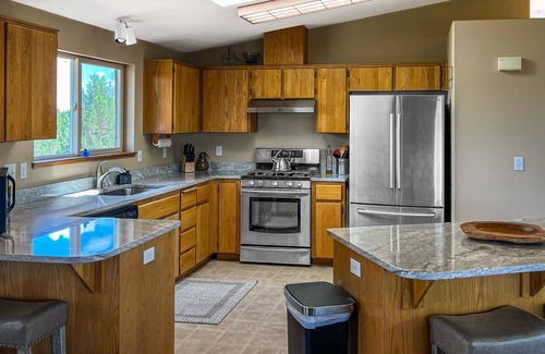 Crooked River Ranch House | Your Place Amongst the Mountains | House in Terrebonne with wood stove & games