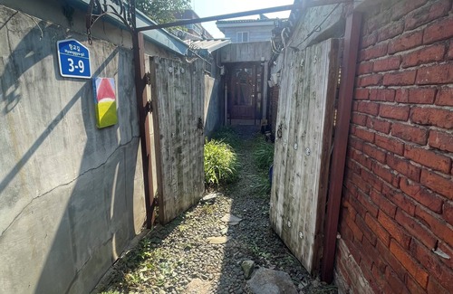 Jeonju Cottage | Your Private Hanok HouseㅡHidden An Artist’s Atelier in a Jeonju Alley