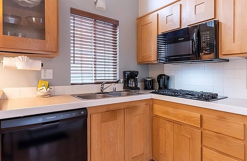 Napa Hotel | Your Private Napa Getaway! Free Parking, Outdoor Swimming Pool!