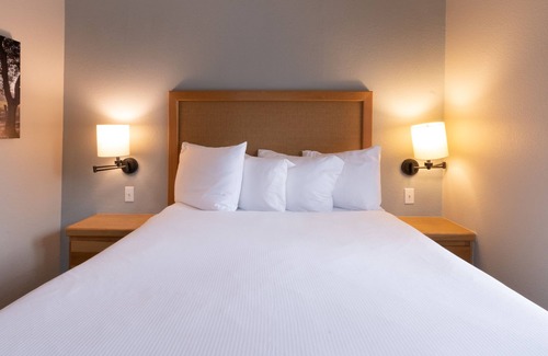 Napa Hotel | Your Private Napa Getaway! Free Parking, Outdoor Swimming Pool!