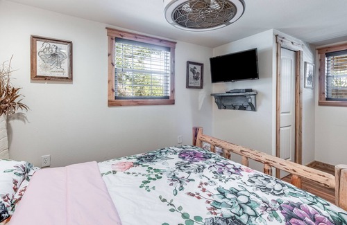 Aransas Pass Cabin | Your Relaxation getaway awaits! Fishing, shops, resturants, and the Beach!