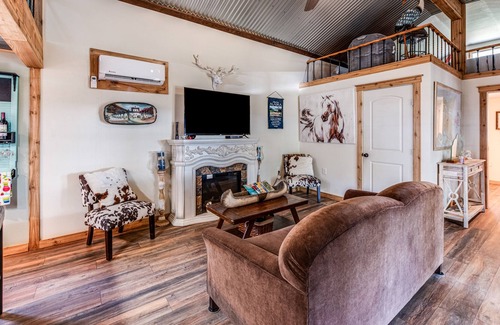Aransas Pass Cabin | Your Relaxation getaway awaits! Fishing, shops, resturants, and the Beach!