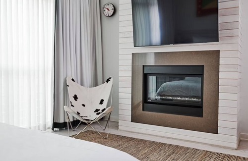 Long Branch Hotel | Your Relaxing Getaway: Spacious & Well-Appointed Rooms Ideal for Couple Stay