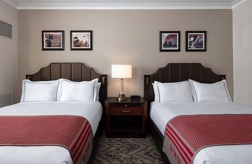 Arts/Warehouse District Hotel | Your Relaxing Getaway Awaits! Parking Onsite, Close to Lafayette Square