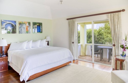 Paget Hotel | Your Relaxing Getaway Awaits! Outdoor Pool, FREE Parking, Near Barr's Bay Park!