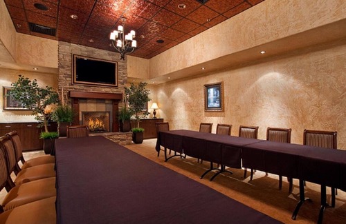 Elko House | Your Relaxing Getaway Awaits! Outdoor Pool, FREE Parking, Pets Allowed!