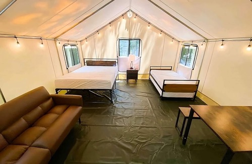 Endicott House | Your Relaxing Getaway Awaits! Free Parking, Water Sports Activities!