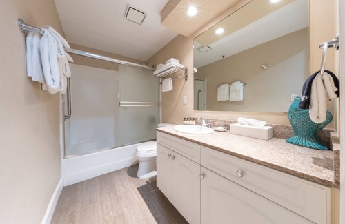 Townsite Hotel | Your Relaxing Getaway Awaits! Beachfront, Parking, Near California Surf Museum!