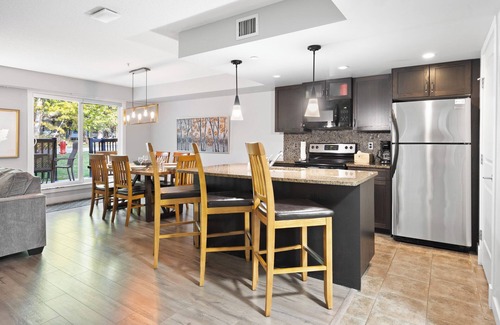 Dead Man's Flats Condo | ⛰️Your Rocky Mountain Getaway Awaits! Pet friendly!⛰️ close to Banff, pet friendly
