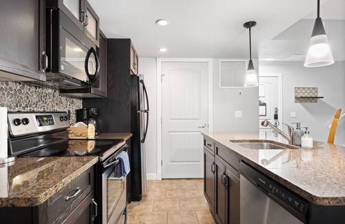 Dead Man's Flats Condo | ⛰️Your Rocky Mountain Getaway Awaits! Pet friendly!⛰️ close to Banff, pet friendly